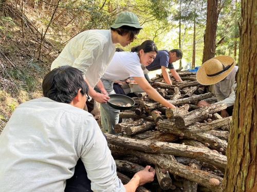 猪鹿パテ

ミヤモトでは定番のパテドカンパーニュ
通常は豚肉を使っています。
ここのパテが1番好きだよと
何度か愛の告白もいただきました😂

数ヶ月前から五名（東かがわ）の猪と鹿を使って何度か焼いてます。
独特の香りと歯応えがあり旨みがとても強いです。
味付けはシンプルに塩胡椒だけ
店主の好みですが
余計なハーブやスパイス、添加物は使っていません。

豚のパテも美味しかったけど
しばらく豚には戻れないかも
と感じている今日この頃です。

@furusatonoie 
春に山菜で大変お世話になった五名（東かがわ）の皆さん。

同世代の飯村夫妻の頑張っている姿、そしてとても朗らかな人柄にいつも励まされます。