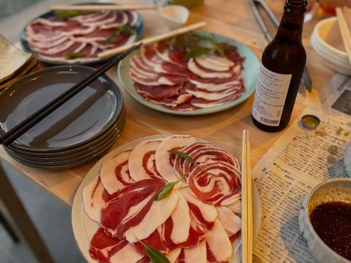 猪鹿パテ

ミヤモトでは定番のパテドカンパーニュ
通常は豚肉を使っています。
ここのパテが1番好きだよと
何度か愛の告白もいただきました😂

数ヶ月前から五名（東かがわ）の猪と鹿を使って何度か焼いてます。
独特の香りと歯応えがあり旨みがとても強いです。
味付けはシンプルに塩胡椒だけ
店主の好みですが
余計なハーブやスパイス、添加物は使っていません。

豚のパテも美味しかったけど
しばらく豚には戻れないかも
と感じている今日この頃です。

@furusatonoie 
春に山菜で大変お世話になった五名（東かがわ）の皆さん。

同世代の飯村夫妻の頑張っている姿、そしてとても朗らかな人柄にいつも励まされます。