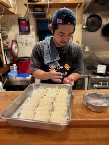 11/2(日)3（月祝）は
当店スタッフの響くんによるポップアップ。　
屋号は『巡（めぐる）』です。
@hibiki0810meguru 

今回は第二回目ということでテーマは…
〜餃子の巻〜
燗にスパイスを。ナチュールに魚を。

今回も面白い企画考えるね〜と、
ただただ感心しております。
彼にとっては、将来の独立に向けての第一歩ということで、忙しい合間を縫って数ヶ月かけて着々と準備を進めておりました。

ミヤモト惣菜店でフルタイムで働き、空いた時間で魚屋さんとナチュラルワインバーでも働きながら勉強させてもらい、夜な夜なゾンビのように餃子を包んでいるという…いやー…すごいけど、しんどそう😂よおやるわと思って見てます。

なんと餃子の皮から手作り、材料の白菜やキャベツをご縁のある農家さんから大量に送ってもらい、それらを発酵させたり、地魚を餡に入れてみたり、面白い試行錯誤が日々繰り返されました。
アホやなぁと呆れることもしばしばありましたが、すごいなぁと思うこともいっぱいありました。

餃子の開発日記や、イベントの詳細やご予約など、『巡』のアカウントでご覧いただくことできます。

当日はワンオペですので、恐らくはちゃめちゃになると思いますが、
はちゃめちゃな響君と彼の生き様をぜひお楽しみください🔥