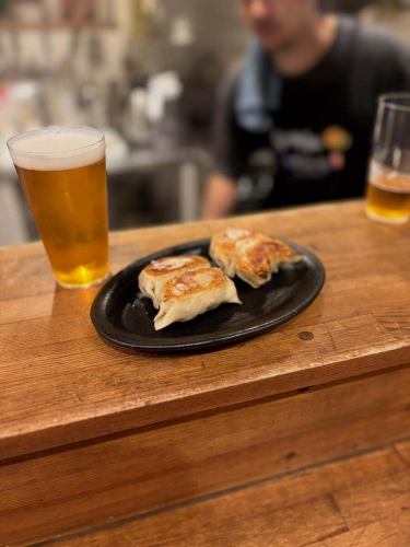 11/2(日)3（月祝）は
当店スタッフの響くんによるポップアップ。　
屋号は『巡（めぐる）』です。
@hibiki0810meguru 

今回は第二回目ということでテーマは…
〜餃子の巻〜
燗にスパイスを。ナチュールに魚を。

今回も面白い企画考えるね〜と、
ただただ感心しております。
彼にとっては、将来の独立に向けての第一歩ということで、忙しい合間を縫って数ヶ月かけて着々と準備を進めておりました。

ミヤモト惣菜店でフルタイムで働き、空いた時間で魚屋さんとナチュラルワインバーでも働きながら勉強させてもらい、夜な夜なゾンビのように餃子を包んでいるという…いやー…すごいけど、しんどそう😂よおやるわと思って見てます。

なんと餃子の皮から手作り、材料の白菜やキャベツをご縁のある農家さんから大量に送ってもらい、それらを発酵させたり、地魚を餡に入れてみたり、面白い試行錯誤が日々繰り返されました。
アホやなぁと呆れることもしばしばありましたが、すごいなぁと思うこともいっぱいありました。

餃子の開発日記や、イベントの詳細やご予約など、『巡』のアカウントでご覧いただくことできます。

当日はワンオペですので、恐らくはちゃめちゃになると思いますが、
はちゃめちゃな響君と彼の生き様をぜひお楽しみください🔥