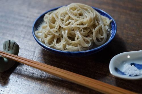 燗酒とナチュラルワイン、お蕎麦で〆る一日

新蕎麦の季節です。

急な告知になりましたが、10/26(日)は尾道の蕎麦屋、笑空（えそら）さんをお招きして、当店で蕎麦前とお蕎麦を作っていただきます！
@osoba.esora 

せっかくなので、蕎麦つゆとお蕎麦の一種は
ミヤモト惣菜店とのコラボ仕様に。
店主はこの日、お燗番として皆様をお迎えします。

心地よい秋の空の下、
燗酒とナチュラルワインを片手に軽く一杯。
手打ち蕎麦で〆る時間をぜひ。🍶

●日時

2025年10月26日（日）
第一部　13:00〜16:30
第二部　17:30〜21:00

※各回定員14名（店内6席／テラス8席）
※ご予約時間を30分ずつずらして、4名ずつご案内します。
※当店はおひとり飲みの方も多いため、テラスは相席をお願いする場合がございます。
※テラスは屋根が付いてますが、大雨や暴風など悪天候の場合は店内で立ち飲みになります。

● 内容

おひとり 4,200円（税込）
アテ盛り4種＋お蕎麦一種＋《燗酒1合 または ナチュラルワイン1杯付き》

※追加アラカルト・ドリンクもご用意しています。
※今回は、燗酒・ナチュラルワインとともに
笑空さんの蕎麦前とお蕎麦を楽しまれるお客様限定の会です。

●お蕎麦
・鴨と辛味大根（コラボ蕎麦）
・長芋素麺と成清海苔

●アテ盛り 四種
例:猪と焙煎本鷹唐辛子の肉味噌、カボチャのレバーペースト、くみあげ湯葉と酸豆角、飯寿司
※仕入れ状況などで変更の場合があります。

●アラカルト
例:自家製寺納豆バターとパン、蒸し鶏 発酵唐辛子、猪ハム　ケフィアとローゼルのソースなどなど‥

●ご予約
ミヤモト惣菜店
当店の公式LINEにて承ります。
リンクはインスタグラムのプロフィール画面に貼っております。
お名前、連絡先、笑空さんコラボ営業予約、【第一部or第二部orどちらでも】の中からご希望をご記載の上メッセージお願い致します。

※スタート時間と店内orテラスは先着順にご案内させていただきます。ご予約後、当店からの返信をもって確定とさせていただきます。
※定員に達し次第締め切らせていただきます。