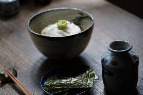 燗酒とナチュラルワイン、お蕎麦で〆る一日

新蕎麦の季節です。

急な告知になりましたが、10/26(日)は尾道の蕎麦屋、笑空（えそら）さんをお招きして、当店で蕎麦前とお蕎麦を作っていただきます！
@osoba.esora 

せっかくなので、蕎麦つゆとお蕎麦の一種は
ミヤモト惣菜店とのコラボ仕様に。
店主はこの日、お燗番として皆様をお迎えします。

心地よい秋の空の下、
燗酒とナチュラルワインを片手に軽く一杯。
手打ち蕎麦で〆る時間をぜひ。🍶

●日時

2025年10月26日（日）
第一部　13:00〜16:30
第二部　17:30〜21:00

※各回定員14名（店内6席／テラス8席）
※ご予約時間を30分ずつずらして、4名ずつご案内します。
※当店はおひとり飲みの方も多いため、テラスは相席をお願いする場合がございます。
※テラスは屋根が付いてますが、大雨や暴風など悪天候の場合は店内で立ち飲みになります。

● 内容

おひとり 4,200円（税込）
アテ盛り4種＋お蕎麦一種＋《燗酒1合 または ナチュラルワイン1杯付き》

※追加アラカルト・ドリンクもご用意しています。
※今回は、燗酒・ナチュラルワインとともに
笑空さんの蕎麦前とお蕎麦を楽しまれるお客様限定の会です。

●お蕎麦
・鴨と辛味大根（コラボ蕎麦）
・長芋素麺と成清海苔

●アテ盛り 四種
例:猪と焙煎本鷹唐辛子の肉味噌、カボチャのレバーペースト、くみあげ湯葉と酸豆角、飯寿司
※仕入れ状況などで変更の場合があります。

●アラカルト
例:自家製寺納豆バターとパン、蒸し鶏 発酵唐辛子、猪ハム　ケフィアとローゼルのソースなどなど‥

●ご予約
ミヤモト惣菜店
当店の公式LINEにて承ります。
リンクはインスタグラムのプロフィール画面に貼っております。
お名前、連絡先、笑空さんコラボ営業予約、【第一部or第二部orどちらでも】の中からご希望をご記載の上メッセージお願い致します。

※スタート時間と店内orテラスは先着順にご案内させていただきます。ご予約後、当店からの返信をもって確定とさせていただきます。
※定員に達し次第締め切らせていただきます。