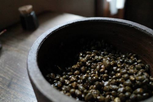 燗酒とナチュラルワイン、お蕎麦で〆る一日

新蕎麦の季節です。

急な告知になりましたが、10/26(日)は尾道の蕎麦屋、笑空（えそら）さんをお招きして、当店で蕎麦前とお蕎麦を作っていただきます！
@osoba.esora 

せっかくなので、蕎麦つゆとお蕎麦の一種は
ミヤモト惣菜店とのコラボ仕様に。
店主はこの日、お燗番として皆様をお迎えします。

心地よい秋の空の下、
燗酒とナチュラルワインを片手に軽く一杯。
手打ち蕎麦で〆る時間をぜひ。🍶

●日時

2025年10月26日（日）
第一部　13:00〜16:30
第二部　17:30〜21:00

※各回定員14名（店内6席／テラス8席）
※ご予約時間を30分ずつずらして、4名ずつご案内します。
※当店はおひとり飲みの方も多いため、テラスは相席をお願いする場合がございます。
※テラスは屋根が付いてますが、大雨や暴風など悪天候の場合は店内で立ち飲みになります。

● 内容

おひとり 4,200円（税込）
アテ盛り4種＋お蕎麦一種＋《燗酒1合 または ナチュラルワイン1杯付き》

※追加アラカルト・ドリンクもご用意しています。
※今回は、燗酒・ナチュラルワインとともに
笑空さんの蕎麦前とお蕎麦を楽しまれるお客様限定の会です。

●お蕎麦
・鴨と辛味大根（コラボ蕎麦）
・長芋素麺と成清海苔

●アテ盛り 四種
例:猪と焙煎本鷹唐辛子の肉味噌、カボチャのレバーペースト、くみあげ湯葉と酸豆角、飯寿司
※仕入れ状況などで変更の場合があります。

●アラカルト
例:自家製寺納豆バターとパン、蒸し鶏 発酵唐辛子、猪ハム　ケフィアとローゼルのソースなどなど‥

●ご予約
ミヤモト惣菜店
当店の公式LINEにて承ります。
リンクはインスタグラムのプロフィール画面に貼っております。
お名前、連絡先、笑空さんコラボ営業予約、【第一部or第二部orどちらでも】の中からご希望をご記載の上メッセージお願い致します。

※スタート時間と店内orテラスは先着順にご案内させていただきます。ご予約後、当店からの返信をもって確定とさせていただきます。
※定員に達し次第締め切らせていただきます。