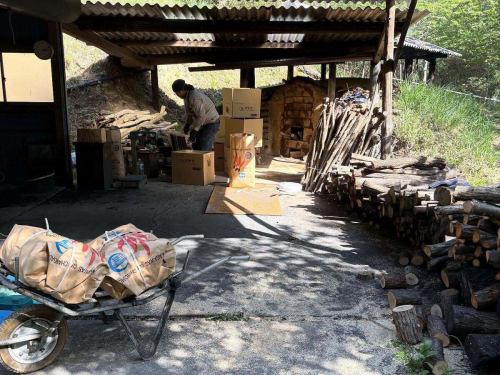 이노카 퍼티
미야모토에서는 스테디셀러 퍼티드 캄파뉴
보통 돼지고기를 사용합니다.
여기 퍼티가 가장 좋아요.
여러 번 사랑의 고백도 받았습니다 😂
몇 개월 전부터 다섯 명 (히가시 카가와)의 멧돼지와 사슴을 사용하여 몇 번 굽고 있습니다.
독특한 향기와 이빨이 맛이 매우 강합니다.
양념은 간단하게 소금 후추만
가게 주인의 취향이지만
불필요한 허브나 향신료, 첨가물은 사용하지 않습니다.
돼지 퍼티도 맛있었습니다.
잠시 돼지로 돌아갈 수 없을지도
라고 느끼고 있는 오늘 요즘입니다.
@furusatonoie
봄에 산채로 몹시 신세를 졌던 5명(히가시카가와)의 여러분.
같은 세대의 이무라 부부의 열심히 하고 있는 모습, 그리고 매우 소중한 인품에 언제나 격려됩니다.