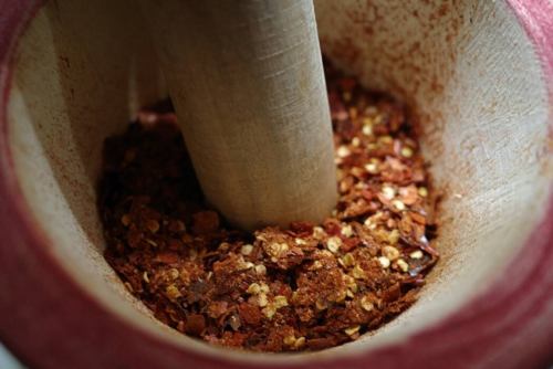 술주와 자연 와인, 메밀로 하루 하루
새 메밀의 계절입니다.
갑작스러운 고지가 되었습니다만, 10/26(일)은 오노미치의 메밀 가게, 미소공(에소라)씨를 초대해, 저희 가게에서 메밀전과 소바를 만들어 드립니다!
@osoba.esora
모처럼이므로 소바 츠유와 소바의 일종은
미야모토 반찬점과의 콜라보레이션 사양에.
가게 주인은 이 날, 번번으로 여러분을 맞이합니다.
기분 좋은 가을 하늘 아래,
술주와 내츄럴 와인을 한 손에 가볍게 한 잔.
수타 소바로 〆하는 시간을 꼭.🍶
●일시
2025년 10월 26일(일)
제일부 13:00~16:30
제2부 17:30~21:00
※각 회 정원 14명(점내 6석/테라스 8석)
※예약 시간을 30분씩 늦추고, 4명씩 안내합니다.
※저희 가게는 혼자 마시는 분도 많기 때문에, 테라스는 상석을 부탁하는 경우가 있습니다.
※테라스는 지붕이 붙어 있습니다만, 폭우나 폭풍 등 악천후의 경우는 점내에서 서 마시게 됩니다.
● 내용
혼자 4,200엔(부가세 포함)
아테 모듬 4종+소바 일종+《연주 1합 또는 내추럴 와인 1잔 첨부》
※추가 일품・음료도 준비되어 있습니다.
※이번은, 술주·내츄럴 와인과 함께
웃는 하늘 씨의 메밀 앞과 메밀을 즐길 수 있는 손님 한정의 모임입니다.
● 소바
· 오리와 매운 무 (콜라보 메밀)
・나가 고비 국수와 成清海苔
●아테 모듬 4종
예 : 멧돼지와 로스팅 모토 고추 고기 된장, 호박 레버 페이스트, 쿠미 게 유바와 산두각, 밥 스시
※매입 상황등에서 변경의 경우가 있습니다.
● 일품
예 : 자가 제사 낫토 버터와 빵, 찐 닭 발효 고추, 멧돼지 햄 케피아와 로젤 소스 등 등‥
●예약
미야모토 반찬점
저희 가게의 공식 LINE에서 받습니다.
링크는 인스타그램의 프로필 화면에 붙여져 있습니다.
이름, 연락처, 웃는 하늘 씨 콜라보 영업 예약, 【제일부 or 제2부 or 어느 쪽이든】중에서 희망을 기재하신 후 메시지 부탁드립니다.
※스타트 시간과 점내 or 테라스는 선착순으로 안내하겠습니다.예약 후, 저희 가게로부터의 회신을 가지고 확정으로 하겠습니다.
※정원에 이르는 대로 마감하겠습니다.