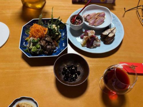 新年明けましておめでとうございます。
てんやわんやの年末年始、スタッフをはじめ、たくさんの方に支えてもらいながら、なんとか新年を無事迎えることができました。
よーし楽しむぞと気合の入ったお客様が
大勢いらっしゃり、私たちもたくさんのエネルギーを分けていただいたような気がしてます。

今年も変わらず、素材を大切に、丁寧に、心を込めて皆様にお料理をお届けできるようにと、思っております。

そしてほっとできる居場所として
街の片隅にひっそりあり続けたいです。☺️

新年は店主も（スタッフ皆んなも）ミヤモト惣菜店のハッピー惣菜セットなるものをテイクアウトして、自宅で楽しみました。
やはり自分達が食べて美味しいと思えるものを、皆さんにも食べていただきたいなと感じました。
思春期真っ只中の娘に菜の花のアンチョビ炒めとレンズ豆のマリネが美味しいと褒められ非常に嬉しく思いました。
反省点もありましたが、来年もブラッシュアップしてお届けできればと思ってます。

今年もスタッフ共々、ミヤモト惣菜店を宜しくお願い致します。☺️