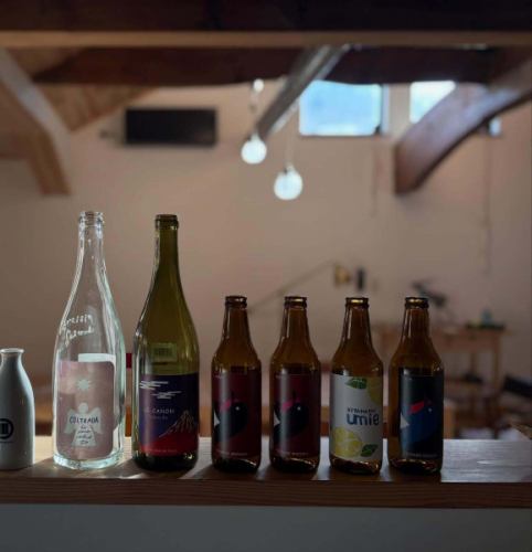 1週間お休みをいただいておりました。
延べ5日間東かがわ市の五名で過ごしておりました。
巡のポップアップも大いに盛り上がったようです。時々様子を見に戻りましたが、たくさんの方に応援していただき、たくさん温かい言葉をかけていただき響くんも頑張りすぎくらい頑張っていたようで嬉しい限りでした。お越しいただいた皆さん本当にありがとうございました。
今回の旅の振り返りは写真や動画だけだと生々しいので、一部イラストにて🐗
旅の1番の目的は猪や鹿の狩猟と解体を見せていただくこと。おかげ様で数日に分けて全工程を見せていただくことができました。初めての経験でしたので寒い中でしたがじわりと色んな汗をかきました。
その他にも山仕事、自然の中で地の食材を食べる飲むこと、たくさんの方との出会いがありお話をいっぱい聞かせてもらいました。🍶
本当に良い休日が過ごせました。
薪割りチャレンジ、数日前にこの作業で弾けた木片があごに直撃前歯を4本折った方のお話を聞いた直後ゆきちゃん、いい顔してます。
書きたいことは山ほどありますが長くなりそうなので、
是非お店でお会いした時にお話させてください。
明日1/20(火)より通常営業です。
ご予約状況もまだまだスカスカですので是非ご来店お待ちしております。