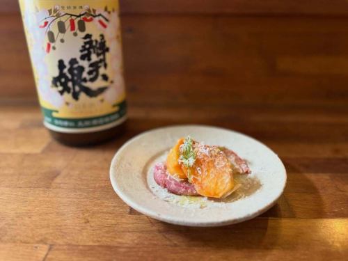 今季フィーバー中の
焼き柿のサラダ
柿が豊作だったようで
昨年末から大切にお店で貯蔵している柿も残りわずか。
こんがり焼いた香ばしい柿に
自家製のドレッシングがよく合います。
過熟の柿で作ると更にとろりと味わい深いです。
牡蠣ロスを柿で補った今シーズンでした。
蒸し豚、里芋揚げだし、ロールまんばなどなど
冬の人気メニューも久々に復活中。
来週から1週間お休みです。
新年からミヤモト惣菜店の食べ納めに是非いらしてください。
本日はお席の空きあり
金土は残りわずか
日曜はまだまだ空いてます。
宜しくお願い致します。