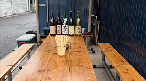 7周年祭
寒かったですが外飲みやはり気持ちいいですね🍶
告知が遅いのと分かりづらいと各所でお叱りを受けましたが😂そんな中、皆様ご来店誠にありがとうございました。
途中冷たい雨にも打たれつつ、野良猫とたくさんの酔いたんぼを眺めながら飲むお酒は格別でした。
今回参加できなかったという方とも改めて、燗酒やワイン片手に外で楽しく気持ち良く乾杯できる機会を作れるといいなと思っております。
と言いつつ、お祭りやイベントも楽しいですが、
ミヤモト惣菜店は、ひっそりとやっている通常運転こそ本領発揮できると自負しておりますので、またまた是非ふらりとお立ち寄りくださいね🍶
8年目も変わらず、美味しいお酒と心のこもったお料理、心地よい空間をみなさまにお届けできるよう頑張ります。