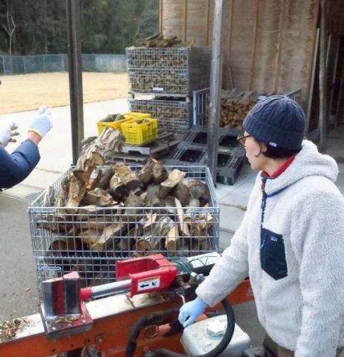 1週間お休みをいただいておりました。
延べ5日間東かがわ市の五名で過ごしておりました。
巡のポップアップも大いに盛り上がったようです。時々様子を見に戻りましたが、たくさんの方に応援していただき、たくさん温かい言葉をかけていただき響くんも頑張りすぎくらい頑張っていたようで嬉しい限りでした。お越しいただいた皆さん本当にありがとうございました。
今回の旅の振り返りは写真や動画だけだと生々しいので、一部イラストにて🐗
旅の1番の目的は猪や鹿の狩猟と解体を見せていただくこと。おかげ様で数日に分けて全工程を見せていただくことができました。初めての経験でしたので寒い中でしたがじわりと色んな汗をかきました。
その他にも山仕事、自然の中で地の食材を食べる飲むこと、たくさんの方との出会いがありお話をいっぱい聞かせてもらいました。🍶
本当に良い休日が過ごせました。
薪割りチャレンジ、数日前にこの作業で弾けた木片があごに直撃前歯を4本折った方のお話を聞いた直後ゆきちゃん、いい顔してます。
書きたいことは山ほどありますが長くなりそうなので、
是非お店でお会いした時にお話させてください。
明日1/20(火)より通常営業です。
ご予約状況もまだまだスカスカですので是非ご来店お待ちしております。