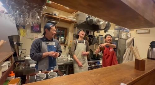 7周年祭
寒かったですが外飲みやはり気持ちいいですね🍶

告知が遅いのと分かりづらいと各所でお叱りを受けましたが😂そんな中、皆様ご来店誠にありがとうございました。

途中冷たい雨にも打たれつつ、野良猫とたくさんの酔いたんぼを眺めながら飲むお酒は格別でした。

今回参加できなかったという方とも改めて、燗酒やワイン片手に外で楽しく気持ち良く乾杯できる機会を作れるといいなと思っております。
と言いつつ、お祭りやイベントも楽しいですが、
ミヤモト惣菜店は、ひっそりとやっている通常運転こそ本領発揮できると自負しておりますので、またまた是非ふらりとお立ち寄りくださいね🍶

8年目も変わらず、美味しいお酒と心のこもったお料理、心地よい空間をみなさまにお届けできるよう頑張ります。