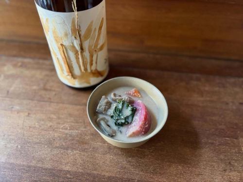 五名の猪と冬野菜の煮込み
久米桜の芽衣の酒粕を使いました。

かぶ、大根、にんじん、まんば、菊芋
寒くなると味がグッとのってきます。

お正月休みに家のコタツでお酒をのみながら見た映画がとても心に残っています。
始終、フランス人の男女が延々と黙々と自宅（と言ってもお城）の厨房で美味しそうな料理をよってたかって作るという内容でした。庭に出て畑からコールラビやにんじんをひっこ抜き、つみたてのハーブやレタスが料理に使われていました。いつかそんなことやってみたいですね。

映画の最後に出てきたポトフがあまりにも美味しそうだったので、煮込みたい欲が触発されたみたいです。

まだ改善の余地ありな感じですが、
少しブラッシュアップして周年祭で提供できればと思っています。

周年祭の詳細は改めてお知らせさせていただきますね。
今のところ決まっているのが以下の通りです。

2/11（水祝）
ミヤモト惣菜店7周年祭
12時〜18時ラストオーダー
ご予約不要
当日チケット制（3000円・6000円・フリーパス12000円）
立ち飲み＆燗酒＆ナチュラルワイン
猪と冬野菜の煮込み
響君の猪シュウマイ
ミヤモト惣菜店の定番あて盛り
今年も我らがゆきちゃん＆燗酒キッズの王子燗にお酒温めてもらいます。
@kanzakekids 

当日は店内もテラスも使い、
出たり入ったり、笑ったり転んだりすると思うのでなるべく暖かい服装で荷物は小さめでお越しください。
うっかりその日、予定を入れちゃったよ、という方は、誠に恐縮ですが予定の再調整をお願い致します😂
宜しくお願い致します。