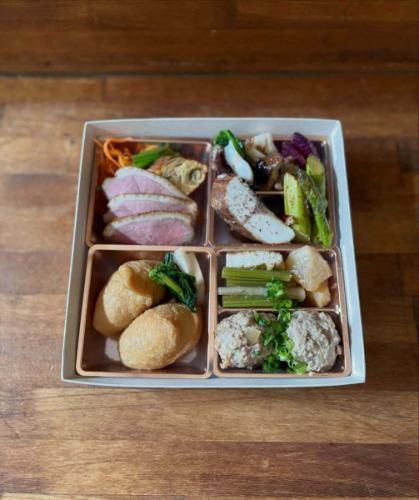 Notice about cherry blossom viewing bento boxes 🌸

I was thinking how cold it was, but before I knew it, spring had arrived.

The cherry blossoms in Takamatsu are expected to start blooming around March 25th, with full bloom between April 2nd and April 7th.
Taking advantage of the arrival of spring,
Miyamoto Delicatessen will also be offering a limited-time cherry blossom viewing bento box.

In addition to the classic smoked duck...
Local spring ingredients that are available at the time, such as asparagus and burdock leaves.
This box will include homemade chicken meatballs and inari sushi, which was very popular last year.

For this inari sushi, we'll be using the fried tofu from Kubo-san in Utazu, which the shop owner loves.

*During filming, I didn't have time to prepare the fried tofu, so I used some from a nearby supermarket. The inari sushi will be a bit juicier and plumper in the future 😂 The contents of the dishes may also change slightly depending on what's available in season.

Reservations tend to be very busy during cherry blossom season, so we recommend booking early. 🙇‍♀️

Cherry blossom viewing bento box: 3,240 yen (per person)

[Sales date]
3/20 (Friday holiday), 21 (Sat), 22 (Sun)
March 28th (Sat) and 29th (Sun)
April 4th (Sat) and 5th (Sun)

[Reservations]
Please contact us by LINE or phone at least two days in advance.
We will close registration once the planned number of participants is reached.

*Due to limited quantities and preparation arrangements, we cannot accept cancellations from the day before onwards. Thank you for your understanding.

[Receipt]
We will hand it over to you at the store during business hours, starting from 11:00 AM.

*Cherry blossom viewing bento boxes are available by reservation only (not sold on the day).

On other days, the regular menu is available.
Lunch boxes and prepared foods are also available for takeout.
Perfect for a spring picnic, or as a companion to enjoy the cherry blossoms.please.