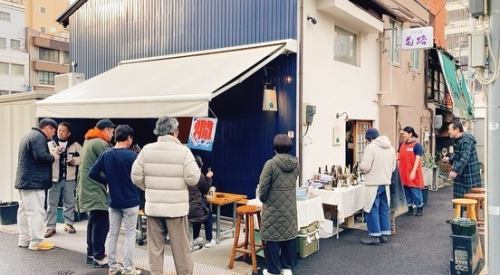 7th Anniversary Festival
It was cold, but drinking outside still feels good 🍶

We received criticism from various quarters for the late announcement and the confusion, but thank you very much to everyone who came to visit us.

Although we were hit by cold rain along the way, the experience of drinking while watching stray cats and lots of drunken dung beers was exceptional.

We hope to create an opportunity for those who were unable to attend this time to enjoy a pleasant toast outdoors with a glass of hot sake or wine.
That said, festivals and events are fun,
We believe that Miyamoto Deli is at its best when we are operating quietly and normally, so please stop by again!

As in our eighth year, we will continue to do our best to provide you with delicious drinks, hearty food, and a comfortable atmosphere.