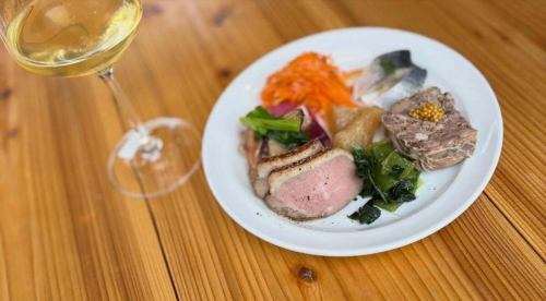 7th Anniversary Festival
It was cold, but drinking outside still feels good 🍶

We received criticism from various quarters for the late announcement and the confusion, but thank you very much to everyone who came to visit us.

Although we were hit by cold rain along the way, the experience of drinking while watching stray cats and lots of drunken dung beers was exceptional.

We hope to create an opportunity for those who were unable to attend this time to enjoy a pleasant toast outdoors with a glass of hot sake or wine.
That said, festivals and events are fun,
We believe that Miyamoto Deli is at its best when we are operating quietly and normally, so please stop by again!

As in our eighth year, we will continue to do our best to provide you with delicious drinks, hearty food, and a comfortable atmosphere.