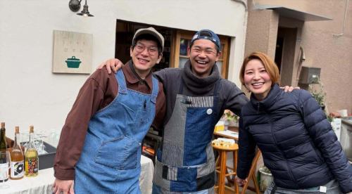 7주년 축제
추웠지만 외음료 역시 기분 좋네요 🍶

고지가 늦다는 것을 알기 힘들고 각처에서 꾸짖을 받았습니다만 😂 그런 가운데, 여러분 내점 진심으로 감사합니다.

도중 차가운 비에도 치면서, 들판 고양이와 많은 술을 보면서 마시는 술은 각별했습니다.

이번에 참가할 수 없었다는 분들도 다시 술과 와인 한 손에 밖에서 즐겁고 기분 좋게 토스트 할 수있는 기회를 만들 수 있다고 생각합니다.
라고 말하면서, 축제나 이벤트도 즐겁지만,
미야모토 반찬점은, 조용히 하고 있는 통상 운전이야말로 본영 발휘할 수 있다고 자부하고 있으므로, 또 또 부디 훌쩍 들러 주세요 🍶

8년째도 변함없이, 맛있는 술과 마음이 담긴 요리, 기분 좋은 공간을 여러분에게 전달할 수 있도록 노력하겠습니다.