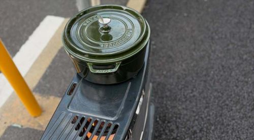 七周年庆典
虽然冷，但在户外喝酒感觉还是很舒服🍶

我们因公告发布较晚和造成的混乱而受到各方批评，但非常感谢每一位前来参观的人。

虽然一路上遭遇了冷雨，但一边喝酒一边看着流浪猫，还喝了很多醉醺醺的粪便啤酒，这种体验非常棒。

我们希望为那些这次未能到场的人创造一个机会，让他们可以在户外愉快地举杯畅饮热清酒或葡萄酒。
话虽如此，节日和活动确实很有趣。
我们相信，宫本熟食店在安静正常地经营时才能发挥出最佳水平，所以请您再次光临！

如同第八年一样，我们将继续竭尽全力为您提供美味的饮品、丰盛的食物和舒适的环境。