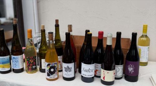 7周年祭
寒かったですが外飲みやはり気持ちいいですね🍶
告知が遅いのと分かりづらいと各所でお叱りを受けましたが😂そんな中、皆様ご来店誠にありがとうございました。
途中冷たい雨にも打たれつつ、野良猫とたくさんの酔いたんぼを眺めながら飲むお酒は格別でした。
今回参加できなかったという方とも改めて、燗酒やワイン片手に外で楽しく気持ち良く乾杯できる機会を作れるといいなと思っております。
と言いつつ、お祭りやイベントも楽しいですが、
ミヤモト惣菜店は、ひっそりとやっている通常運転こそ本領発揮できると自負しておりますので、またまた是非ふらりとお立ち寄りくださいね🍶
8年目も変わらず、美味しいお酒と心のこもったお料理、心地よい空間をみなさまにお届けできるよう頑張ります。