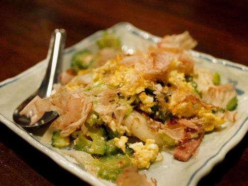 前回からの続き
梅津酒造さんの話です。　

3年前のある日、大先輩のお店（酒甫手さん）で梅津社長を招いての酒の会が開かれるということで、それはもう、大興奮で参加させていただきました。

もちろん料理に合わせて出てくるのは最初から最後まで梅津さんのお酒。内心、飲み疲れするのではと不安に思っていたのですが、酒甫手さんのお燗（加水燗）と料理と共に不思議と進む進む。
お茶や味噌汁を飲んでいる感覚にとても近いなと感じました。
私の冨玲への印象ががらりと変わった瞬間でした。

これほど個性的なお酒を作っているのはどんな方なんだろうとお会いするのを楽しみにしていた梅津社長（6代目）は、なんとほぼ同世代（…よりも少し若い。）
隣に座って質問攻めにする私たちに丁寧且つ、とても温かみのある言葉で語ってくれました。とにかく真面目で優しい…
ますます梅津さんのお酒が好きになりました。（ん、愛の告白みたいになってきましたね）

と言うわけでそれ以来すっかりミヤモト惣菜店の燗酒の定番となり、あまり難しく考えすぎず、色んな方に色んな場面でおすすめしています。
お燗をつけるときも結構遊びがいのある、そして時々悩まされる、やっぱり面白いお酒です。
@umetsu_sake 
@izakaya_sakabote 

つづく