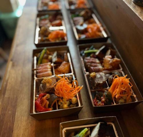 今週末はヒサモト酒祭り🍶
@hisamotosaketen 

当店も屋外ブースにて、
酒の肴いろいろと燗酒を提供させていただきます。
嬉しいことに山菜の美味しい期間に突入中で
筍、イタドリ、フキにわらび…などなど、山菜おかずと、定番のおつまみを詰め合わせた酒肴弁当miniも販売予定。お持ち帰り分もご用意致します🍱

蔵元に会って話を聞きながら試飲ができる貴重なチャンス…

ミヤモト惣菜店も日頃お世話になっている蔵元ばかりで、気合いが入っております。
皆様、日曜日は友達100人と親戚一同お誘う合わせの上、久本酒店まで。

とき・2026年4月19日（日）11時～16時
ところ・久本酒店 香川県高松市上天神町768-2
★試飲＆即売会
★参加蔵元による試飲約25種！
★人気飲食店との特設角打コーナー有
★参加費 ¥500・キャッシュオンリー・各種1回試飲
★店内・日本酒有料試飲ブース
●諏訪酒造【鳥取県・銘柄：諏訪泉】
@suwakura
●太田酒造場 【鳥取県・銘柄：辦天娘】
@bentenmusume.sake 
●辻本店【岡山県・銘柄：御前酒】
@gozenshu
●三冠酒造【岡山県・銘柄：三冠】
@sankanshuzo
●成龍酒造【愛媛県・銘柄：賀儀屋】
@seiryo1877 
★屋外・Foodブース
●ミヤモト惣菜店
@miyamoto.souzaiten
・酒肴プレート日本酒
●SABIサビ @sabi_greentea
•日本茶
●Krunクルフ
@kruh_takamatsu
雨天決行！！
＃ヒサモト酒まつり ＃酒屋＃香川県 ＃日本酒 ＃試飲会