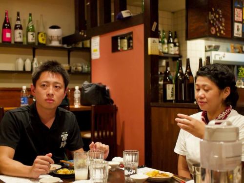 前回からの続き
梅津酒造さんの話です。　

3年前のある日、大先輩のお店（酒甫手さん）で梅津社長を招いての酒の会が開かれるということで、それはもう、大興奮で参加させていただきました。

もちろん料理に合わせて出てくるのは最初から最後まで梅津さんのお酒。内心、飲み疲れするのではと不安に思っていたのですが、酒甫手さんのお燗（加水燗）と料理と共に不思議と進む進む。
お茶や味噌汁を飲んでいる感覚にとても近いなと感じました。
私の冨玲への印象ががらりと変わった瞬間でした。

これほど個性的なお酒を作っているのはどんな方なんだろうとお会いするのを楽しみにしていた梅津社長（6代目）は、なんとほぼ同世代（…よりも少し若い。）
隣に座って質問攻めにする私たちに丁寧且つ、とても温かみのある言葉で語ってくれました。とにかく真面目で優しい…
ますます梅津さんのお酒が好きになりました。（ん、愛の告白みたいになってきましたね）

と言うわけでそれ以来すっかりミヤモト惣菜店の燗酒の定番となり、あまり難しく考えすぎず、色んな方に色んな場面でおすすめしています。
お燗をつけるときも結構遊びがいのある、そして時々悩まされる、やっぱり面白いお酒です。
@umetsu_sake 
@izakaya_sakabote 

つづく