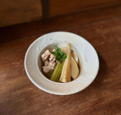 今週末はヒサモト酒祭り🍶
@hisamotosaketen 

当店も屋外ブースにて、
酒の肴いろいろと燗酒を提供させていただきます。
嬉しいことに山菜の美味しい期間に突入中で
筍、イタドリ、フキにわらび…などなど、山菜おかずと、定番のおつまみを詰め合わせた酒肴弁当miniも販売予定。お持ち帰り分もご用意致します🍱

蔵元に会って話を聞きながら試飲ができる貴重なチャンス…

ミヤモト惣菜店も日頃お世話になっている蔵元ばかりで、気合いが入っております。
皆様、日曜日は友達100人と親戚一同お誘う合わせの上、久本酒店まで。

とき・2026年4月19日（日）11時～16時
ところ・久本酒店 香川県高松市上天神町768-2
★試飲＆即売会
★参加蔵元による試飲約25種！
★人気飲食店との特設角打コーナー有
★参加費 ¥500・キャッシュオンリー・各種1回試飲
★店内・日本酒有料試飲ブース
●諏訪酒造【鳥取県・銘柄：諏訪泉】
@suwakura
●太田酒造場 【鳥取県・銘柄：辦天娘】
@bentenmusume.sake 
●辻本店【岡山県・銘柄：御前酒】
@gozenshu
●三冠酒造【岡山県・銘柄：三冠】
@sankanshuzo
●成龍酒造【愛媛県・銘柄：賀儀屋】
@seiryo1877 
★屋外・Foodブース
●ミヤモト惣菜店
@miyamoto.souzaiten
・酒肴プレート日本酒
●SABIサビ @sabi_greentea
•日本茶
●Krunクルフ
@kruh_takamatsu
雨天決行！！
＃ヒサモト酒まつり ＃酒屋＃香川県 ＃日本酒 ＃試飲会