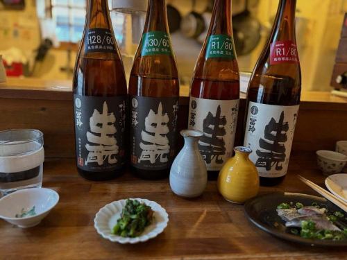 そういえば、
鳥取研修はどうだったのと
あまりにもたくさんの方からお声がけいただくので
こちらでも少しご報告をさせていただきますね。

近頃も振り返りつつ、いまだにだらだらとレポート書きながら、燗つけの練習とかこつけて
あーだこーだ言いながら飲んだり食べたりしてます。

今回の旅ははほとんど予定や観光も盛り込まず、
3日間梅津酒造さんに泊まり込みで酒造り。

@umetsu_sake 

生酛造りの酛すりという工程を手伝わせていただくことが目的でした。

その話に入る前に
せっかくなので梅津さんとの馴れ初めから

『冨玲（フレー）』
の銘柄で燗酒好きな方の間では知られている梅津さんのお酒。
出会いは5、6年前コロナ真っ最中だったといます。初めて飲んだ時は衝撃的でした。
香ばしいカラメルやナッツ、紹興酒のような酸のある香り、味わいも言葉には表現しきれない複雑さ、奥行きのある旨味や厚みのある酸がじわじわ迫ってきて、飲むと何か食べたくなる面白いお酒だなと。

個性的なお酒なのでスパイスや中華、甘辛い味付けの料理と合いそう、でも出す時の料理やお客様を選びそうなお酒だなー難しい…というのが第一印象でした…
その頃私の中では特別なお酒に位置付けられ、提供するタイミングに結構苦労していました。

つづく