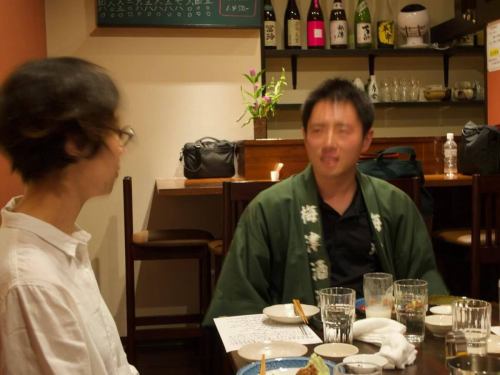 Continued from last time
This is a story about Umezu Sake Brewery.

Three years ago, I was incredibly excited to attend a sake tasting event at a senior colleague's restaurant (Sakaho-te), where President Umezu was invited.

Of course, the sake served with the dishes from start to finish is Mr. Umezu's.I was secretly worried that I might get tired of drinking, but surprisingly, the sake (warmed with added water) and the food from Mr. Sakahoshi went down smoothly.
I felt it was very similar to the sensation of drinking tea or miso soup.
That was the moment my impression of Tomirei completely changed.

I was looking forward to meeting President Umezu (6th generation), who makes such unique sake, and it turns out he's almost the same age as me (… a little younger).)
He sat next to us and bombarded us with questions, and he answered us in a polite and very warm manner.He's just so serious and kind...
I've grown to like Mr. Umezu's sake even more.(Hmm, this is starting to sound like a declaration of love.)

And so, ever since, it has become a staple of Miyamoto Delicatessen's warm sake selection, and I recommend it to all kinds of people in all kinds of situations without overthinking it.
It's a really interesting sake; warming it up is quite fun, and sometimes it can be a challenge.
@umetsu_sake
@izakaya_sakabote

to be continued