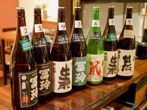 Continued from last time
This is a story about Umezu Sake Brewery.

Three years ago, I was incredibly excited to attend a sake tasting event at a senior colleague's restaurant (Sakaho-te), where President Umezu was invited.

Of course, the sake served with the dishes from start to finish is Mr. Umezu's.I was secretly worried that I might get tired of drinking, but surprisingly, the sake (warmed with added water) and the food from Mr. Sakahoshi went down smoothly.
I felt it was very similar to the sensation of drinking tea or miso soup.
That was the moment my impression of Tomirei completely changed.

I was looking forward to meeting President Umezu (6th generation), who makes such unique sake, and it turns out he's almost the same age as me (… a little younger).)
He sat next to us and bombarded us with questions, and he answered us in a polite and very warm manner.He's just so serious and kind...
I've grown to like Mr. Umezu's sake even more.(Hmm, this is starting to sound like a declaration of love.)

And so, ever since, it has become a staple of Miyamoto Delicatessen's warm sake selection, and I recommend it to all kinds of people in all kinds of situations without overthinking it.
It's a really interesting sake; warming it up is quite fun, and sometimes it can be a challenge.
@umetsu_sake
@izakaya_sakabote

to be continued
