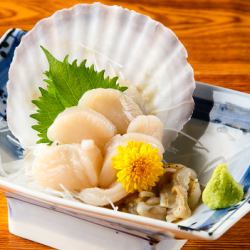 Live scallop sashimi