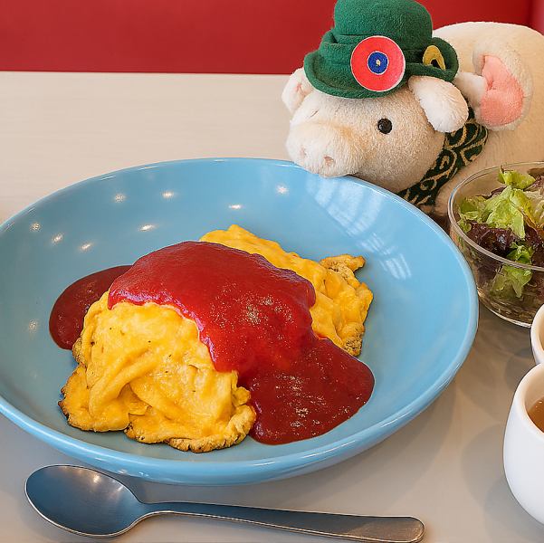 Enjoy fluffy omelet rice surrounded by stuffed animals ♪
