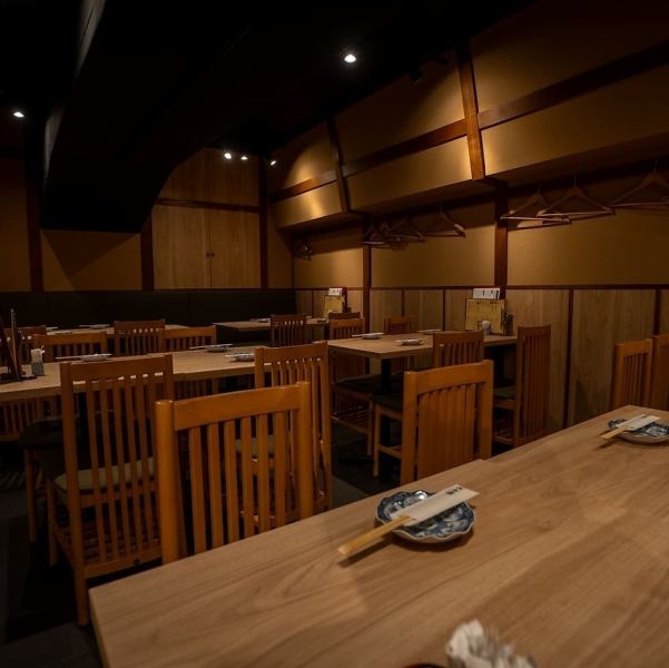 【最大45名の広々とした空間◎】利用シーンは様々。宴会/女子会/普段使い/昼飲み◎とても使いやすい、店舗なので店舗で迷ったらぜひ当店にお越しください。産地直送の新鮮な魚貝、こだわりの逸品と種類豊富な日本酒をご堪能できます。