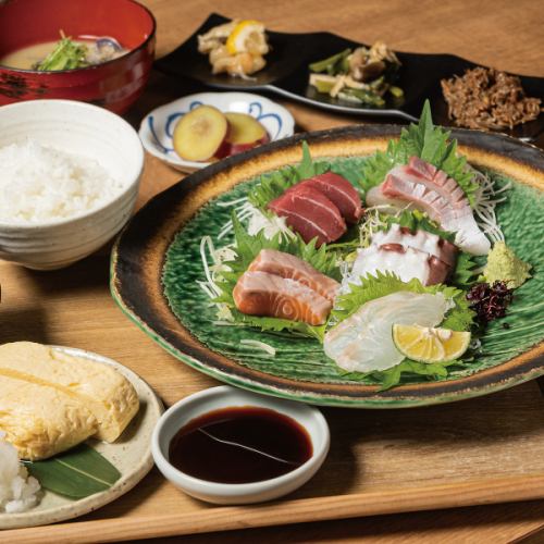 出汁巻きとお造り5種盛り定食