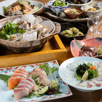 8・9月祝前日を除く土～木曜日コース◎鯛アラと貝の酒蒸し、お造り3種等90分日本酒飲み放題付き