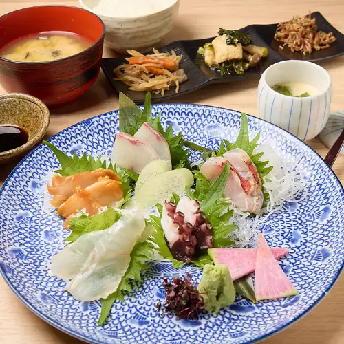 とよ新のお造り5種と茶碗蒸し定食