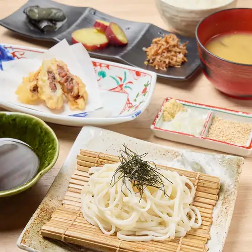 稲庭うどんとハモ梅しそ天ぷらの定食