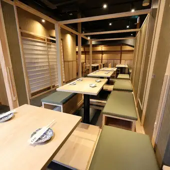 十二月午餐年终派对套餐 ☆ 超值套餐，包含大分鸡肉天妇罗配蟹肉酱，以及清酒蒸鲷鱼碎、蛤蜊和扇贝。