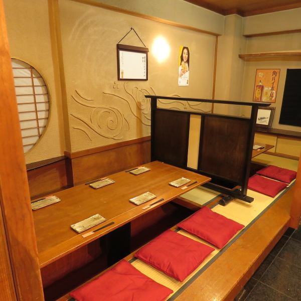 The inside of the store has a calm atmosphere with Japanese taste such as tatami mats and shoji screens.The digging seats, which can be divided into semi-private rooms by partitioning with a tsuitate, can accommodate a small number of people to a large number of people.It can also be used for 4 or 6 people, so it can be used according to the banquet scene.