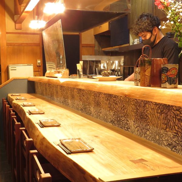 The counter seats with beautiful wood-grained tables are also recommended for single drinks, dates, and sashimi drinks. ◎ You can see the cooking in front of you, and you can enjoy a little realism!