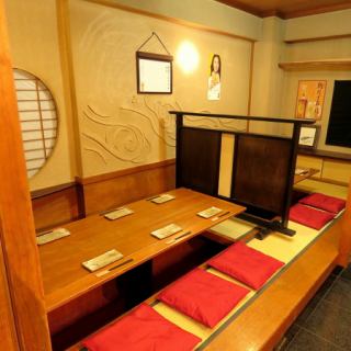 A digging seat in a tatami room where you can relax at your feet.If you remove the tsuitate, it can accommodate up to 10 people! By partitioning with the tsuitate, it becomes a semi-private room style, so it is ideal for company drinking parties and parties ◎ You can slowly enjoy the yakitori and dishes that the restaurant is proud of.