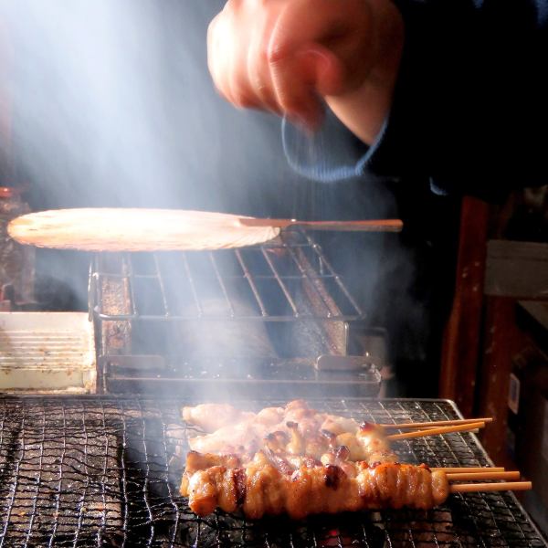 用木炭精心烤製的烤雞肉串非常棒！既可以作為套餐享用，也可以作為單品享用！