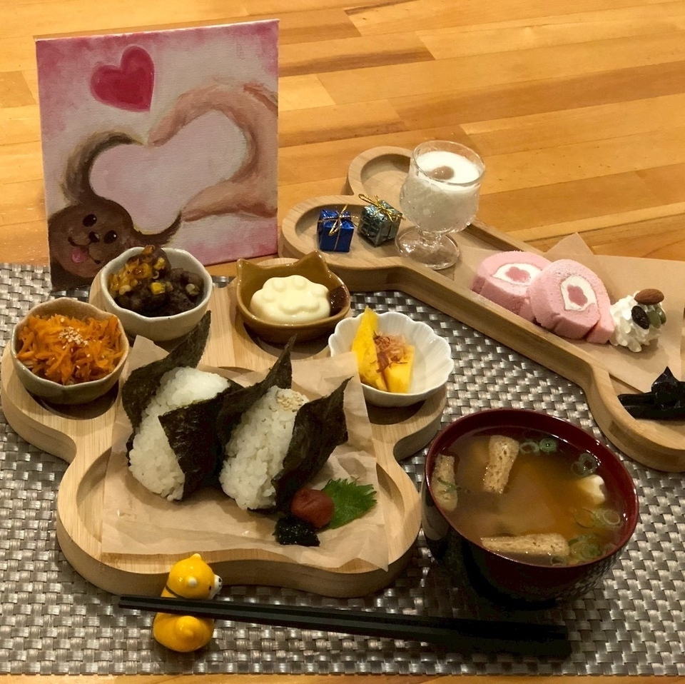 自家製のお米で作る週替わりおむすびプレートが楽しめます◎