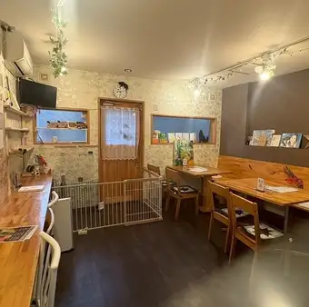 2名掛けのテーブル席が1席あります