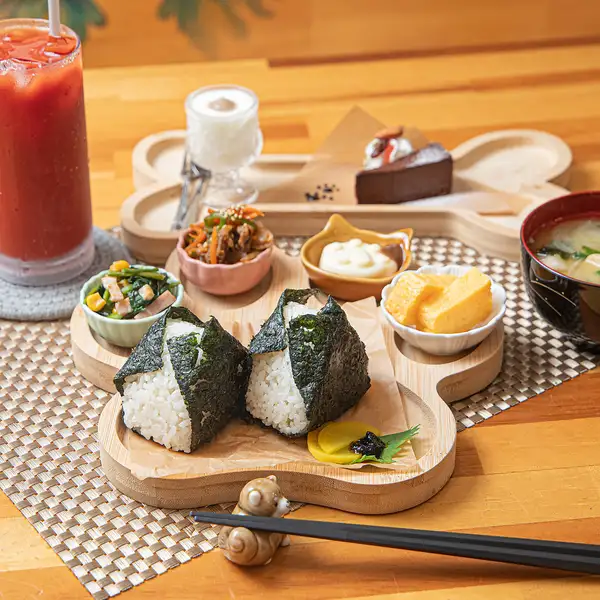 【見た目も味も100点満点!】可愛すぎる肉球プレートにキュン◎大人気の週替わりおむすびプレート♪