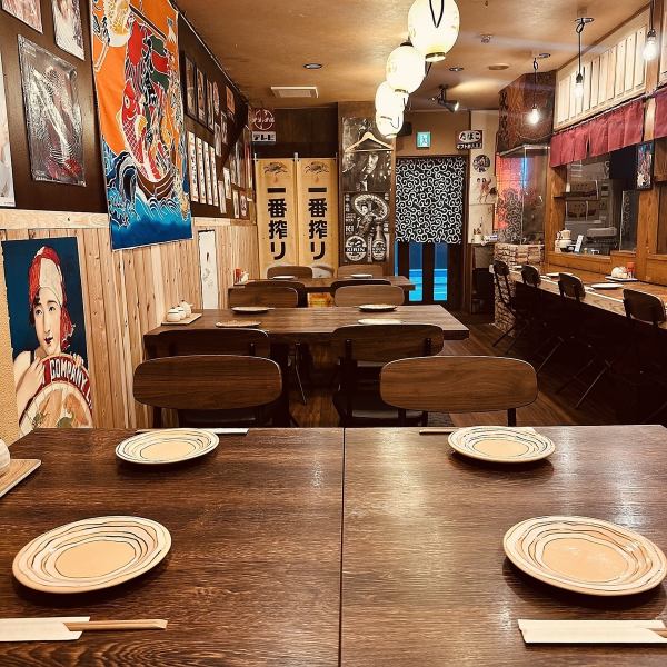 テーブル席がメインの店内。余裕のあるレイアウトで隣のお席も気になりません。店内和やかで賑やかな雰囲気ですので、同僚やご友人との飲み会など楽しい時間をお過ごしいただけます。1テーブル2名様から4名様まで。テーブルをつなげて人数にあわせたレイアウトも対応いたします。お気軽にご相談ください！