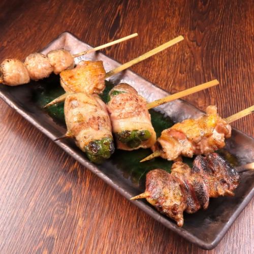 炭火焼で一本一本丁寧に仕上げる自慢の焼鳥