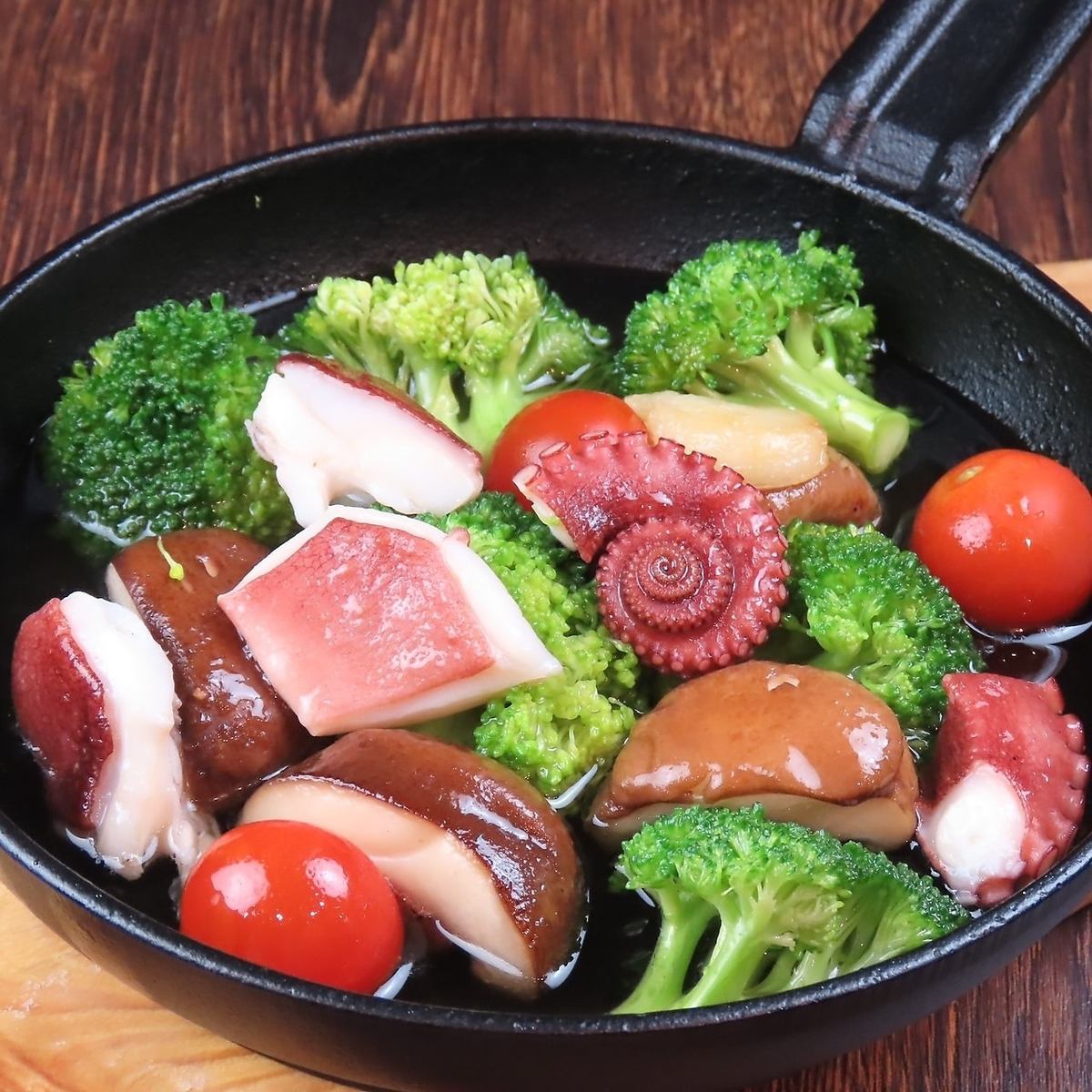 プリプリ食感！旨味たっぷり海鮮アヒージョ