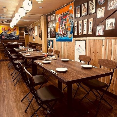 A row of tables can accommodate up to 25 people. We can accommodate a maximum of around 30 people!