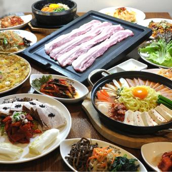 【猪肉五花肉套餐】共10道菜品3,500日元（另加1,500日元含无限畅饮）。)