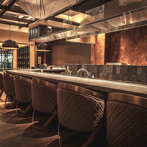 店内カウンター席【1名様~OK】広々としたテーブルでゆったりとした時間を過ごせます…